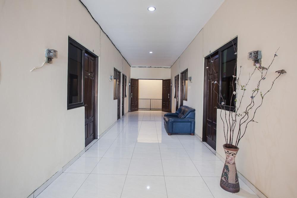 Reddoorz At Graha 99 Simomulyo Hotel Surabaia Exterior foto