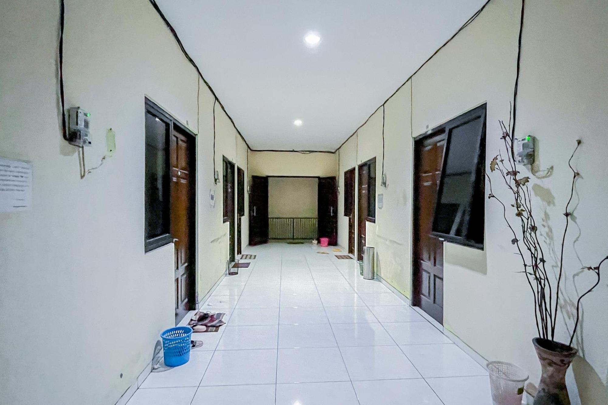 Reddoorz At Graha 99 Simomulyo Hotel Surabaia Exterior foto