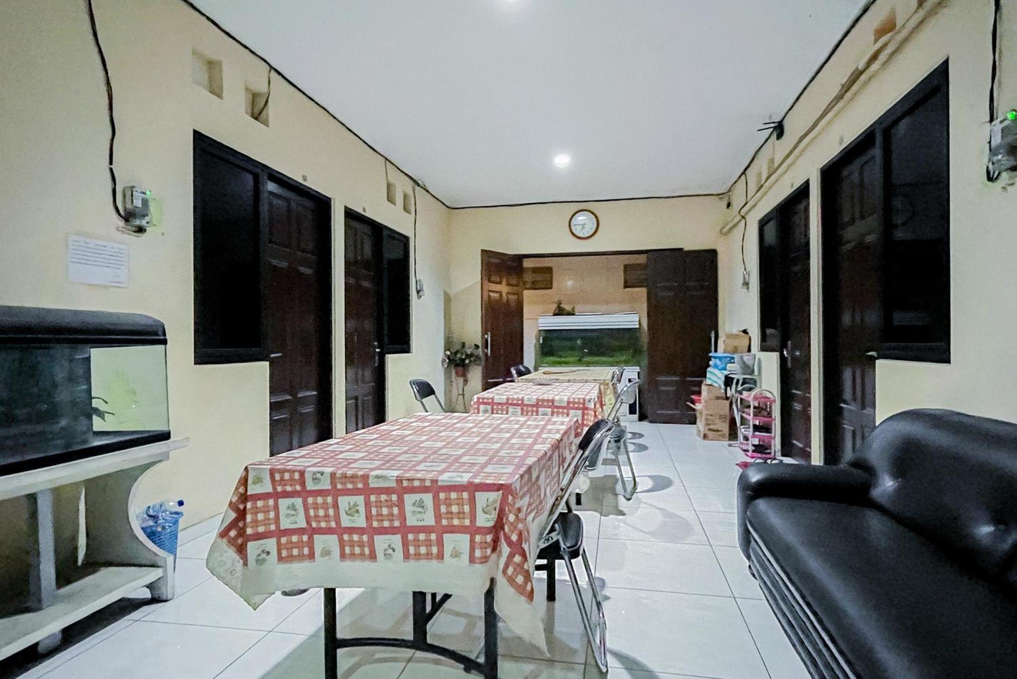 Reddoorz At Graha 99 Simomulyo Hotel Surabaia Exterior foto